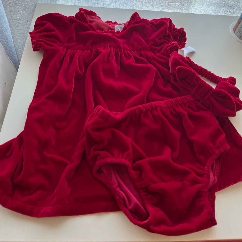 Holiday dress Like new Velevet  Baby Dress Set, Size 12-18 months.